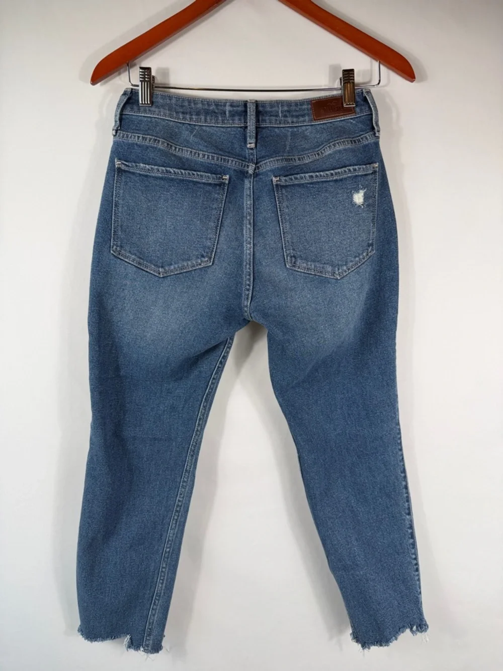 Hollister High-Rise Slim Straight Leg Cropped Distressed Jean Size‎ 7S, W27/L25.